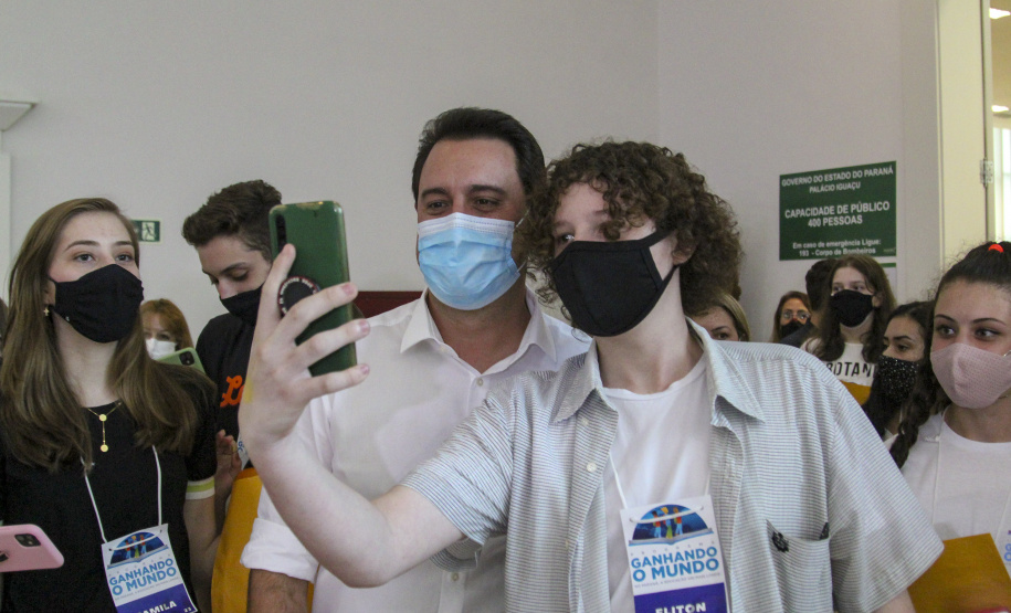 Governador do Paraná, Carlos Massa Ratinho Junior e o Secretario da Educação, Renato Feder participam do projeto Ganhando o Mundo.