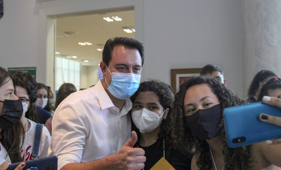 Governador do Paraná, Carlos Massa Ratinho Junior e o Secretario da Educação, Renato Feder participam do projeto Ganhando o Mundo.