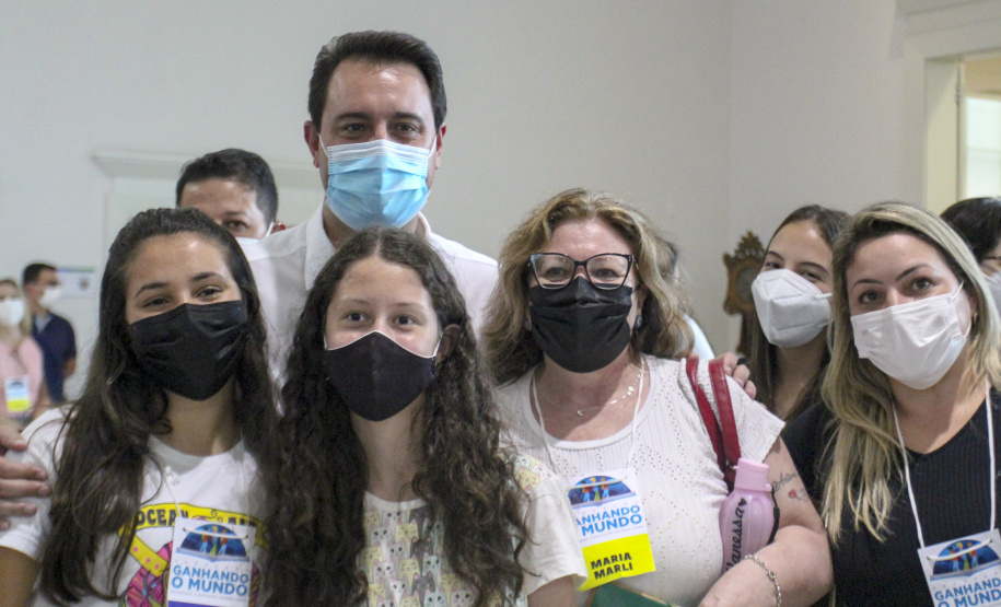 Governador do Paraná, Carlos Massa Ratinho Junior e o Secretario da Educação, Renato Feder participam do projeto Ganhando o Mundo.