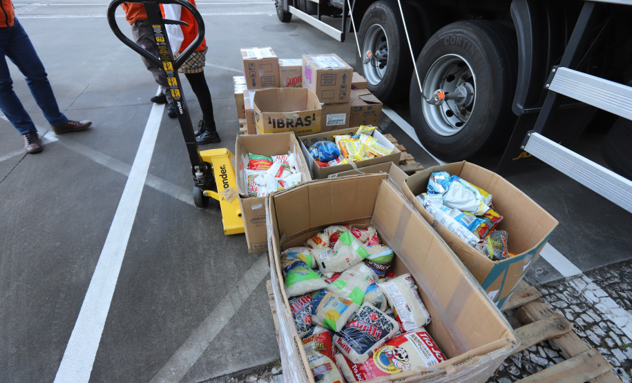 Superintendência de Ação Solidária recebe doações de alimentos do Bazar Moda do Bem