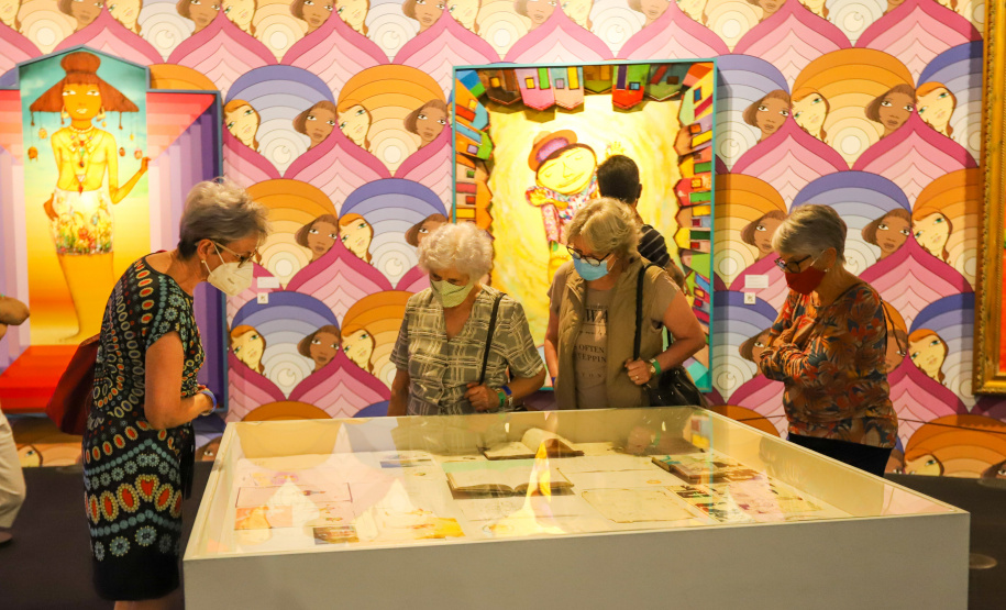 Publico visitando a exposição “OSGEMEOS: Segredos” no Museu Oscar Niemeyer (MON), nesta quarta-feira (1)