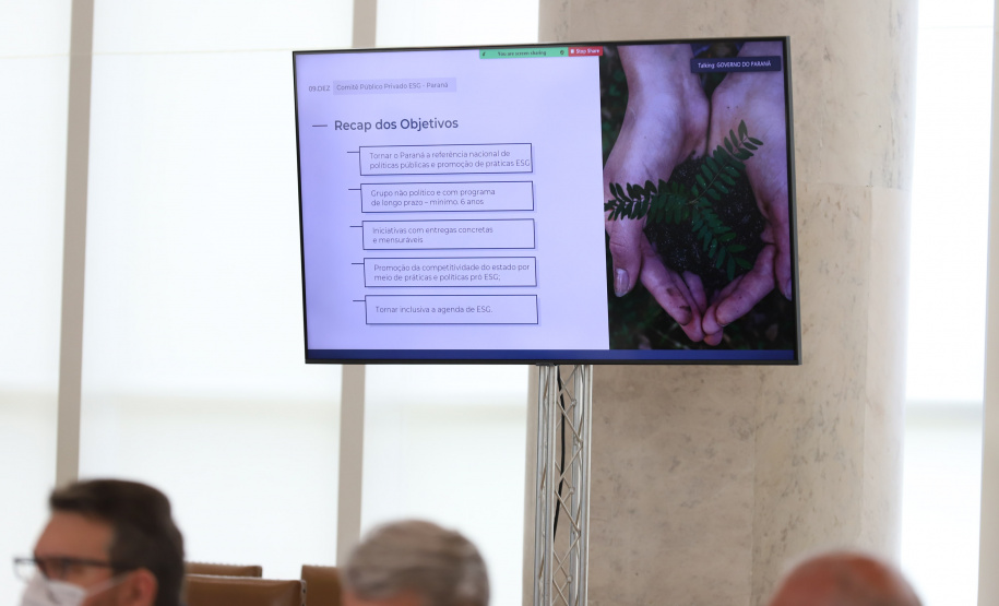 O governador Carlos Massa Ratinho Junior participa nesta quinta-feira(9), de reuniao do comitê de ESG no Palacio Iguaçu - 09/12/2021 - Foto: Geraldo Bubniak/AEN