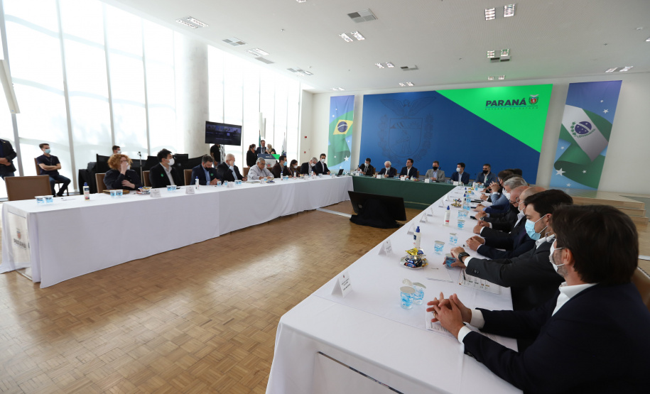 O governador Carlos Massa Ratinho Junior participa nesta quinta-feira(9), de reuniao do comitê de ESG no Palacio Iguaçu - 09/12/2021 - Foto: Geraldo Bubniak/AEN