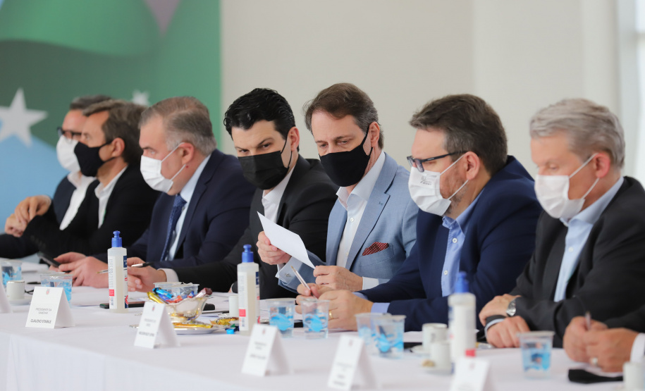 O governador Carlos Massa Ratinho Junior participa nesta quinta-feira(9), de reuniao do comitê de ESG no Palacio Iguaçu - 09/12/2021 - Foto: Geraldo Bubniak/AEN