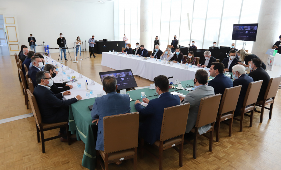 O governador Carlos Massa Ratinho Junior participa nesta quinta-feira(9), de reuniao do comitê de ESG no Palacio Iguaçu - 09/12/2021 - Foto: Geraldo Bubniak/AEN