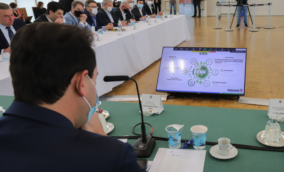 O governador Carlos Massa Ratinho Junior participa nesta quinta-feira(9), de reuniao do comitê de ESG no Palacio Iguaçu - 09/12/2021 - Foto: Geraldo Bubniak/AEN