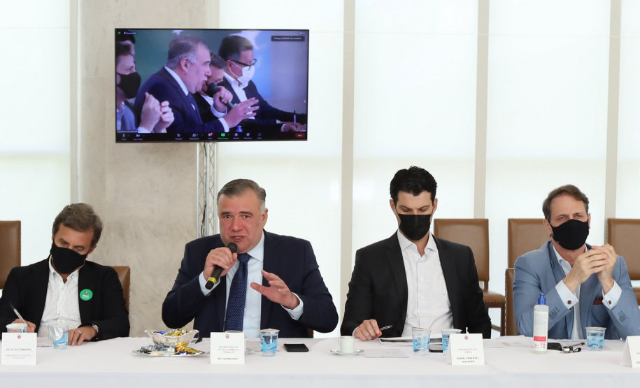 O governador Carlos Massa Ratinho Junior participa nesta quinta-feira(9), de reuniao do comitê de ESG no Palacio Iguaçu - 09/12/2021 - Foto: Geraldo Bubniak/AEN