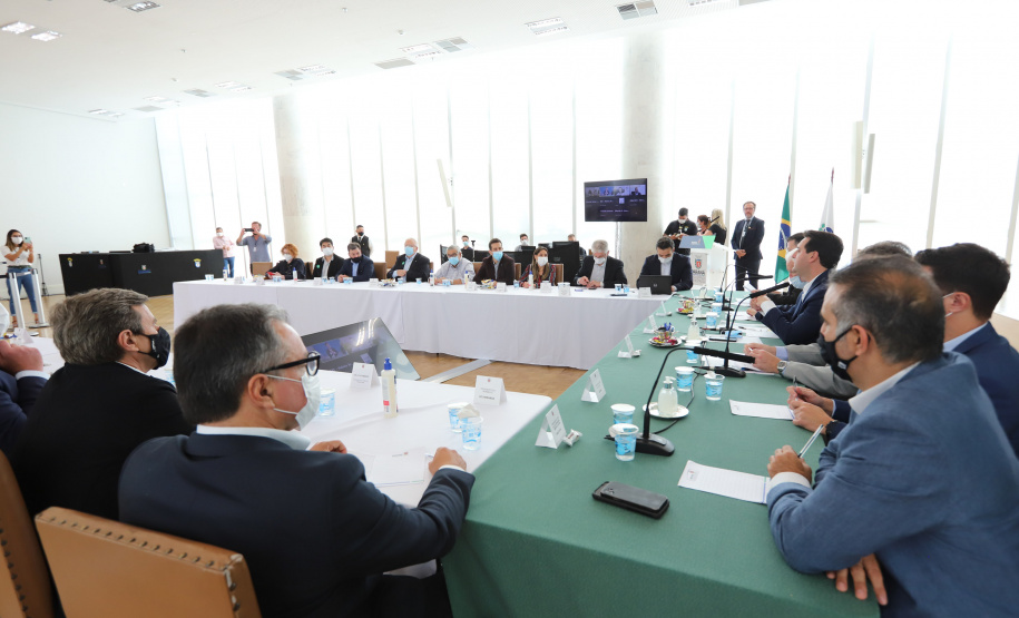 O governador Carlos Massa Ratinho Junior participa nesta quinta-feira(9), de reuniao do comitê de ESG no Palacio Iguaçu - 09/12/2021 - Foto: Geraldo Bubniak/AEN