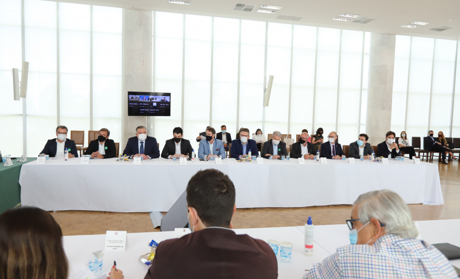 O governador Carlos Massa Ratinho Junior participa nesta quinta-feira(9), de reuniao do comitê de ESG no Palacio Iguaçu - 09/12/2021 - Foto: Geraldo Bubniak/AEN