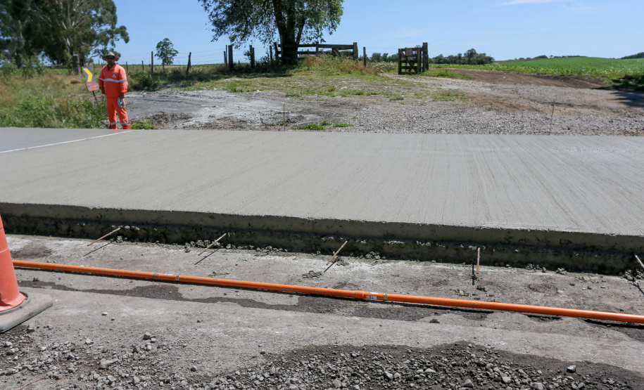 Pavimentação em concreto ca PRC-280 avança 1 Km por dia.