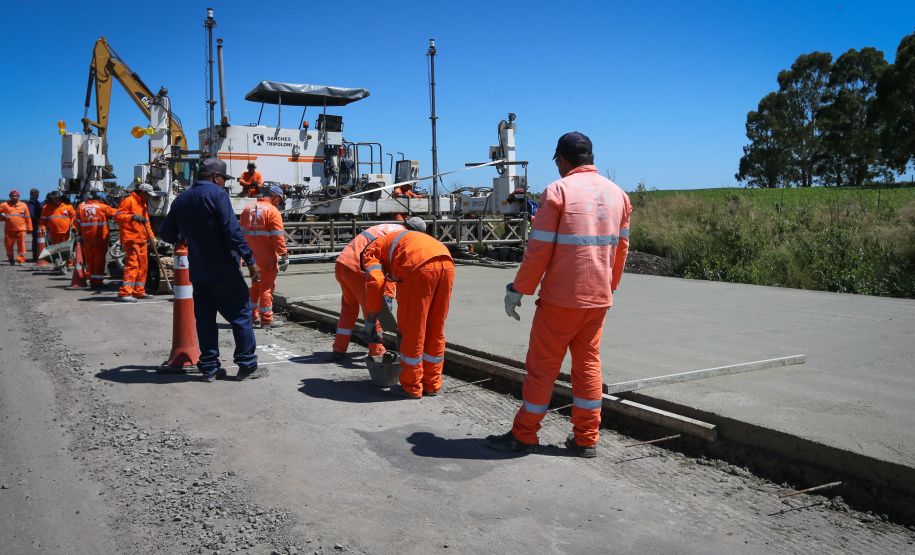 Pavimentação em concreto ca PRC-280 avança 1 Km por dia.