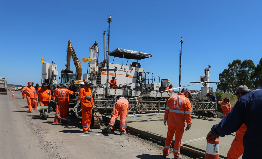 Pavimentação em concreto ca PRC-280 avança 1 Km por dia.