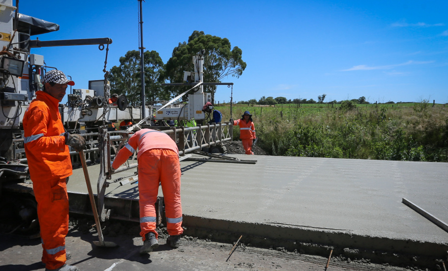 Pavimentação em concreto ca PRC-280 avança 1 Km por dia.