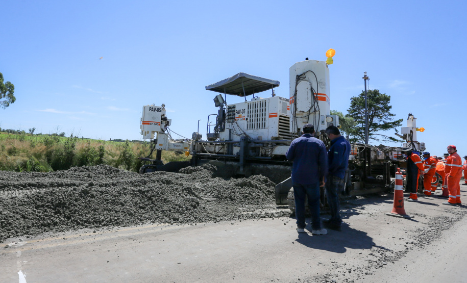 Pavimentação em concreto ca PRC-280 avança 1 Km por dia.