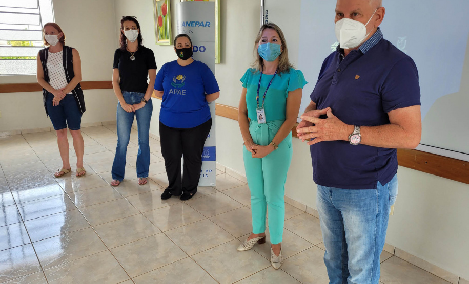 Sanepar entrega lousa digital para Apae de Guaraniaçu