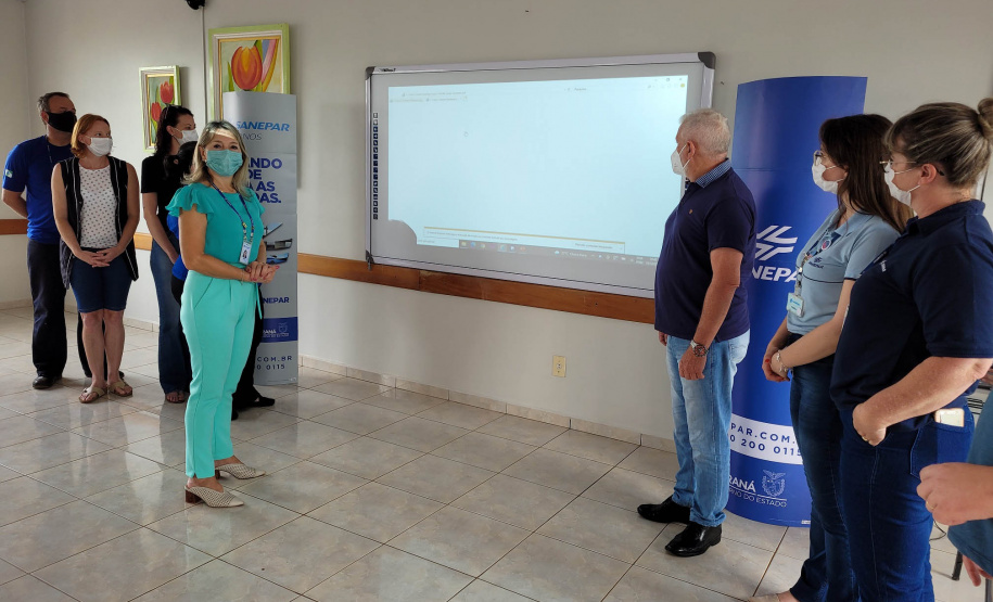 Sanepar entrega lousa digital para Apae de Guaraniaçu