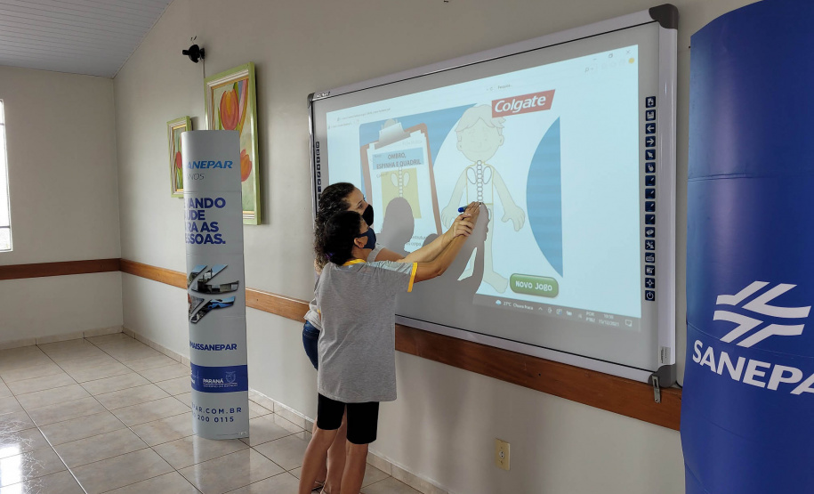 Sanepar entrega lousa digital para Apae de Guaraniaçu