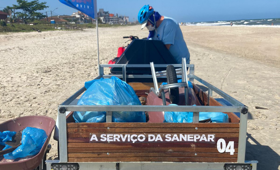 Sanepar retira cerca de 14 toneladas de resíduos por dia da orla do Litoral