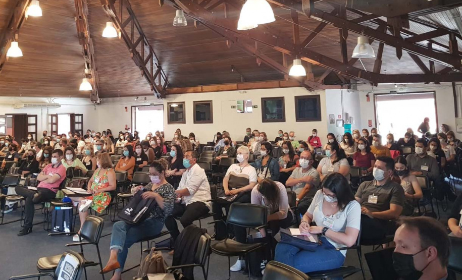 O curso de atualização em Boas Práticas para o Controle Sanitário em Serviços de Diálise é multiprofissional e conta com palestrantes de diferentes áreas de formação como enfermeiros, médicos, arquitetos, engenheiros, farmacêuticos, entre outros.