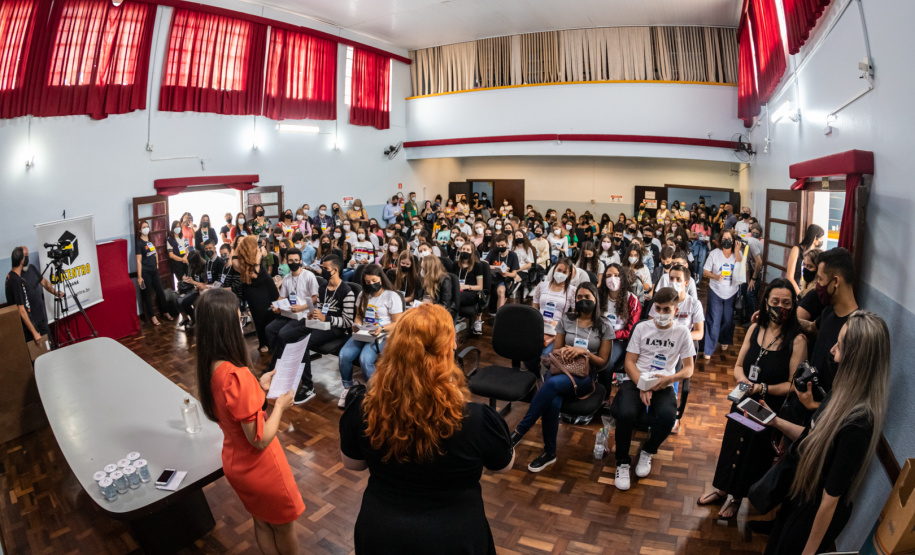 Estudantes do Ganhando o Mundo encerram curso de inglês com workshop em Curitiba