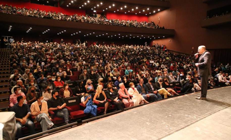 Evento no Teatro Guaíra celebra Dia da Família e novos programas para crianças e idosos