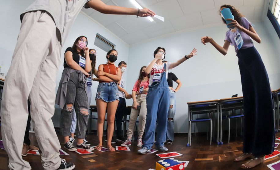 Estudantes do Ganhando o Mundo encerram curso de inglês com workshop em Curitiba