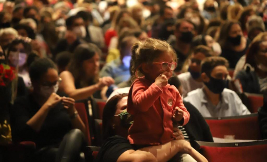 Evento no Teatro Guaíra celebra Dia da Família e novos programas para crianças e idosos