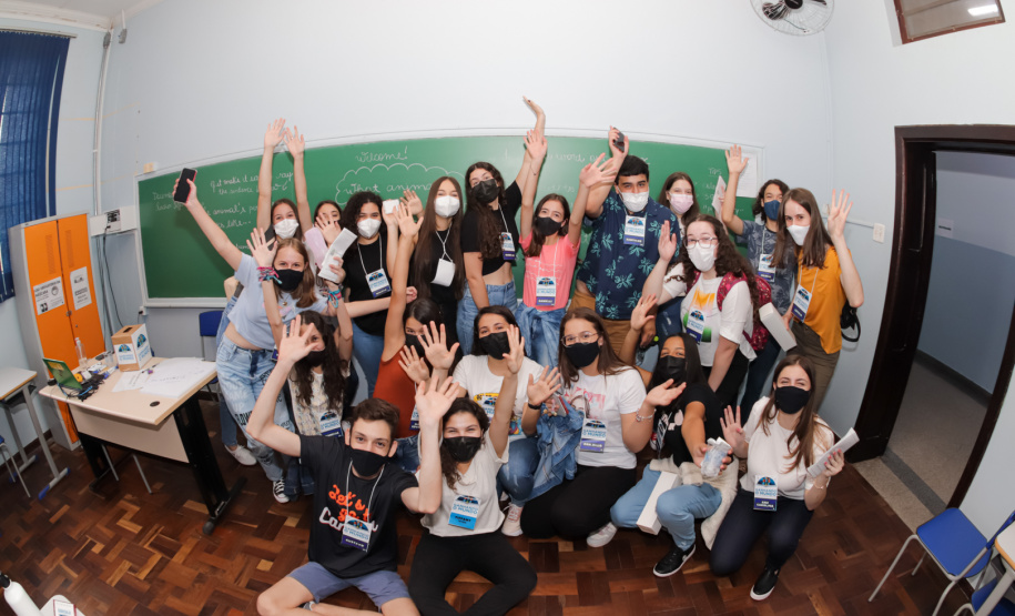 Estudantes do Ganhando o Mundo encerram curso de inglês com workshop em Curitiba