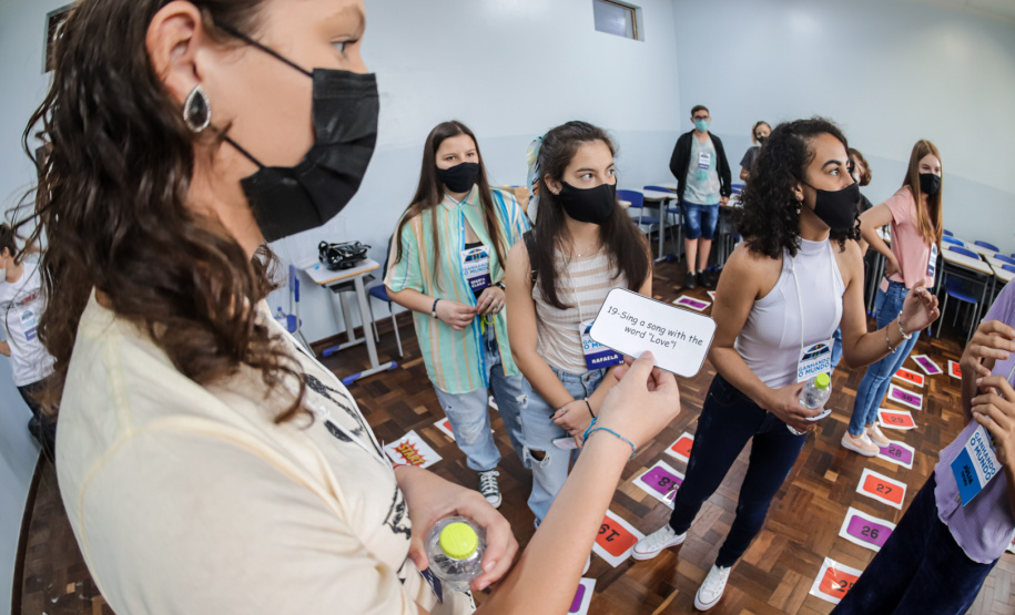 Estudantes do Ganhando o Mundo encerram curso de inglês com workshop em Curitiba