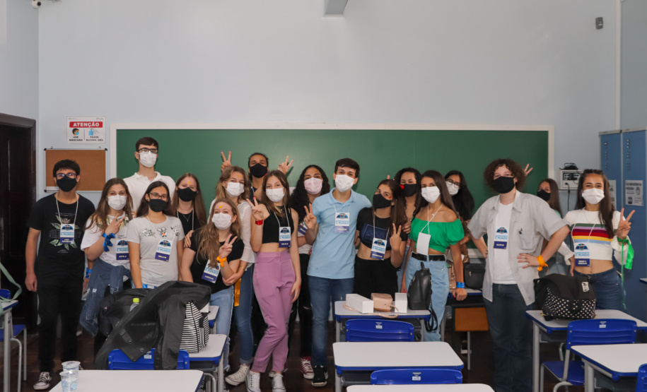 Estudantes do Ganhando o Mundo encerram curso de inglês com workshop em Curitiba