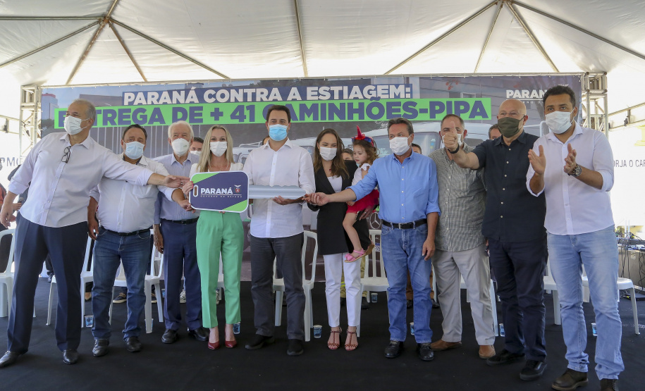 Com a entrega de mais 41 veículos, 47% dos municípios do Paraná passam a contar com caminhões-pipa