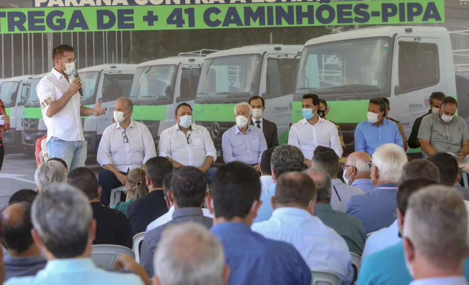 Com a entrega de mais 41 veículos, 47% dos municípios do Paraná passam a contar com caminhões-pipa
