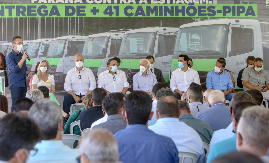 Com a entrega de mais 41 veículos, 47% dos municípios do Paraná passam a contar com caminhões-pipa