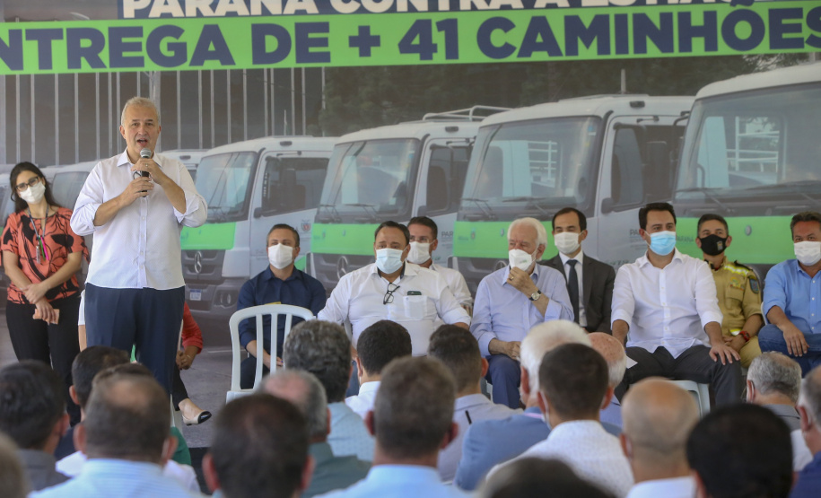 Com a entrega de mais 41 veículos, 47% dos municípios do Paraná passam a contar com caminhões-pipa