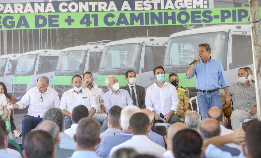Com a entrega de mais 41 veículos, 47% dos municípios do Paraná passam a contar com caminhões-pipa