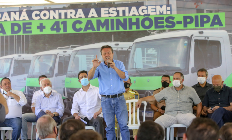 Com a entrega de mais 41 veículos, 47% dos municípios do Paraná passam a contar com caminhões-pipa
