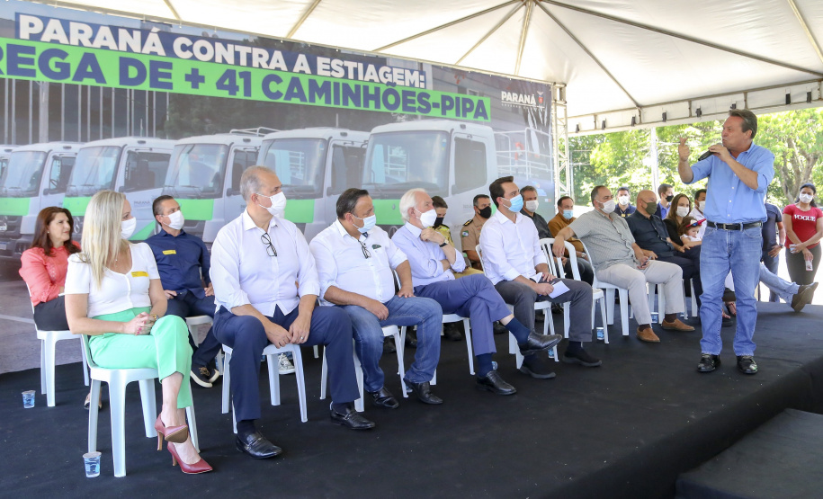 Com a entrega de mais 41 veículos, 47% dos municípios do Paraná passam a contar com caminhões-pipa