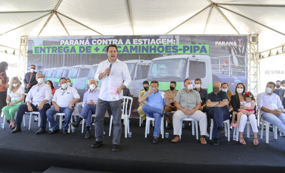 Com a entrega de mais 41 veículos, 47% dos municípios do Paraná passam a contar com caminhões-pipa