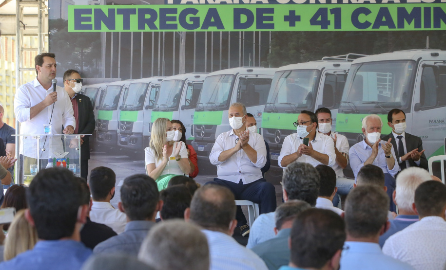 Com a entrega de mais 41 veículos, 47% dos municípios do Paraná passam a contar com caminhões-pipa