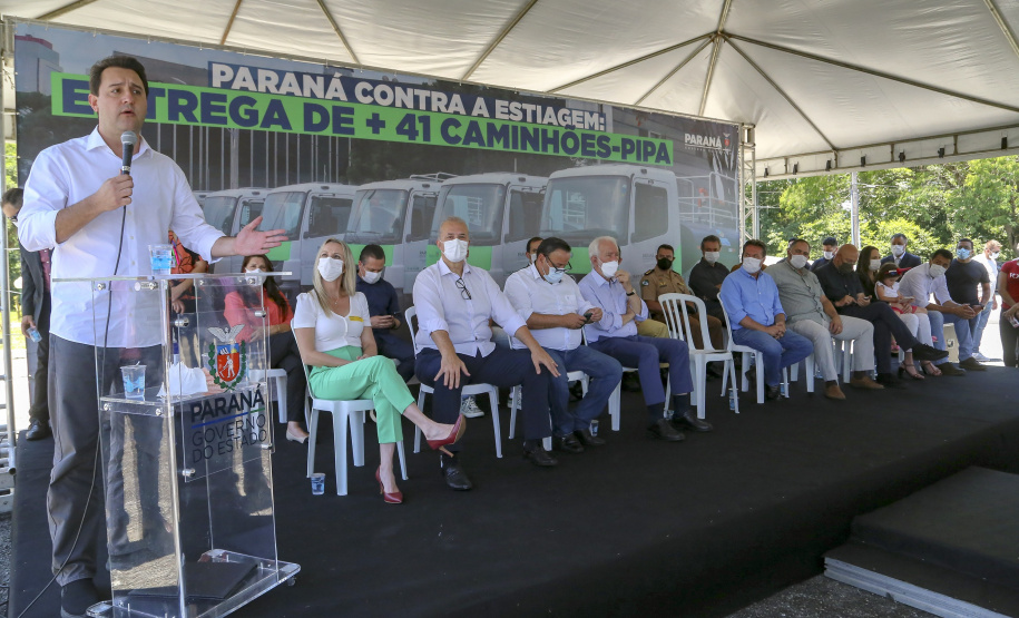 Com a entrega de mais 41 veículos, 47% dos municípios do Paraná passam a contar com caminhões-pipa