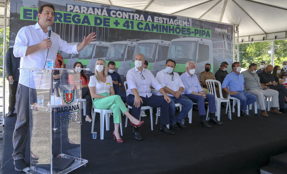 Com a entrega de mais 41 veículos, 47% dos municípios do Paraná passam a contar com caminhões-pipa