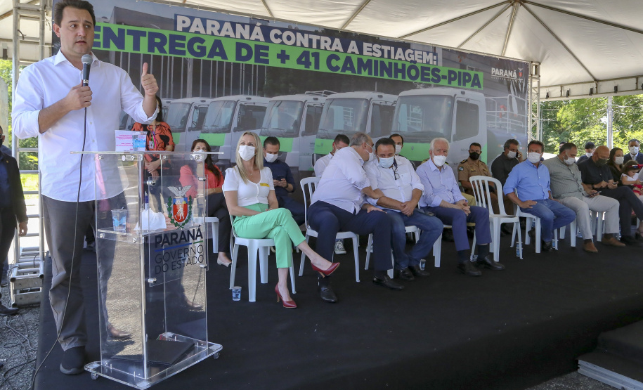 Com a entrega de mais 41 veículos, 47% dos municípios do Paraná passam a contar com caminhões-pipa