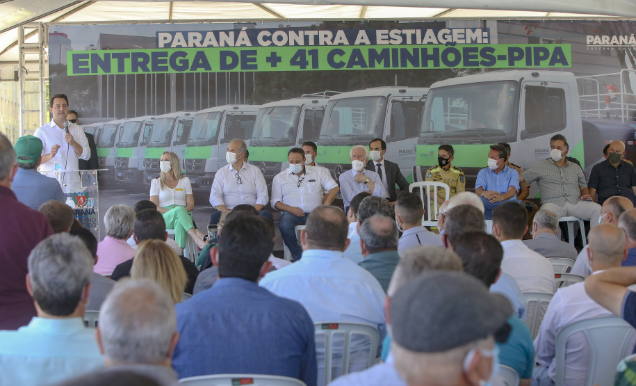 Com a entrega de mais 41 veículos, 47% dos municípios do Paraná passam a contar com caminhões-pipa