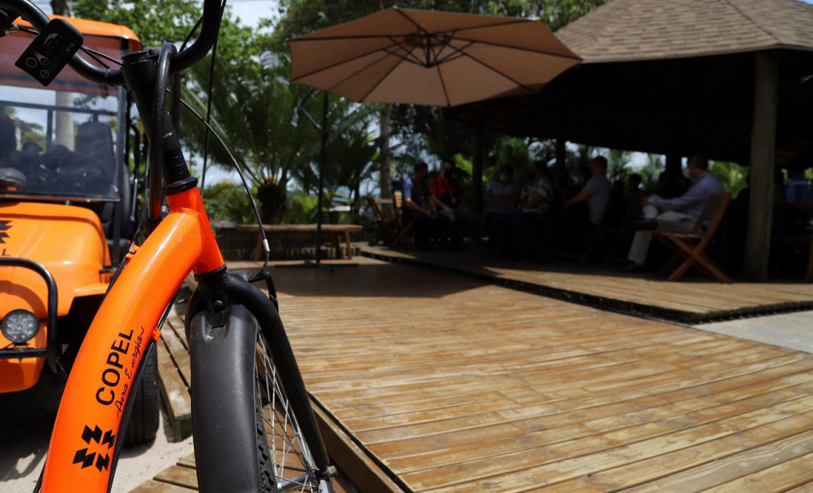 Copel entrega carros elétricos para eletricistas que atendem a Ilha do Mel