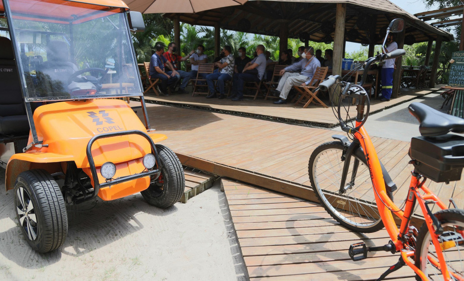 Copel entrega carros elétricos para eletricistas que atendem a Ilha do Mel