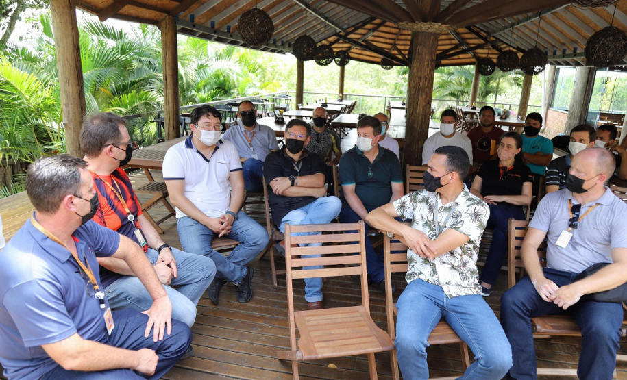 Copel entrega carros elétricos para eletricistas que atendem a Ilha do Mel