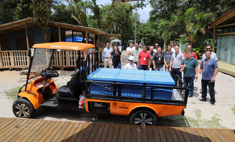 Copel entrega carros elétricos para eletricistas que atendem a Ilha do Mel