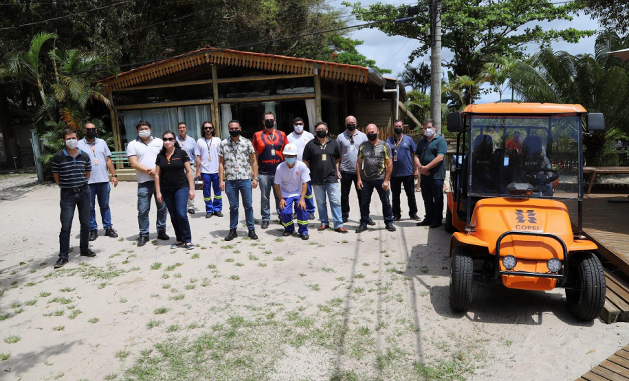 Copel entrega carros elétricos para eletricistas que atendem a Ilha do Mel