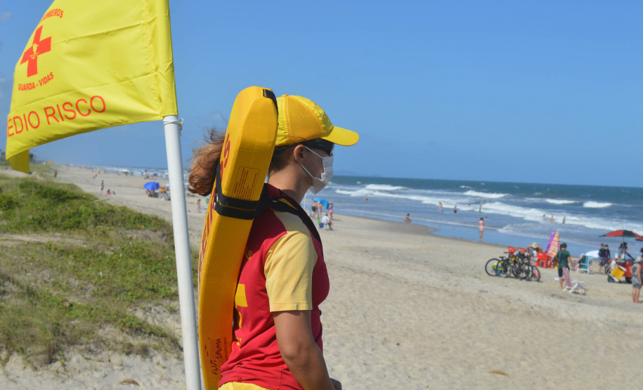 Corpo de Bombeiros fazem 126 salvamentos em oito dias de trabalho nas praias da Costa Leste do Paraná