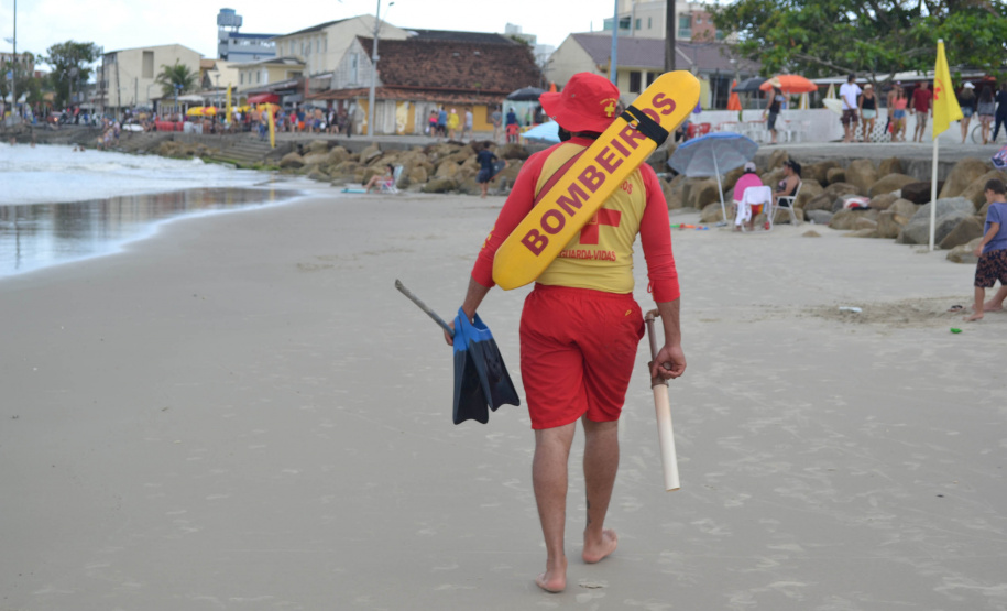 Corpo de Bombeiros fazem 126 salvamentos em oito dias de trabalho nas praias da Costa Leste do Paraná